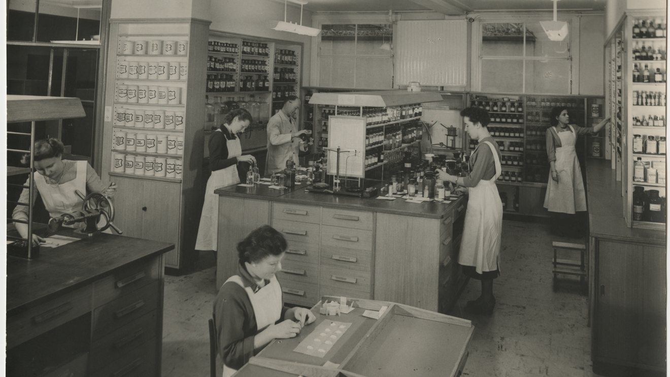 Apotheek De Volharding aan de Van Ostadestraat 202, circa 1950