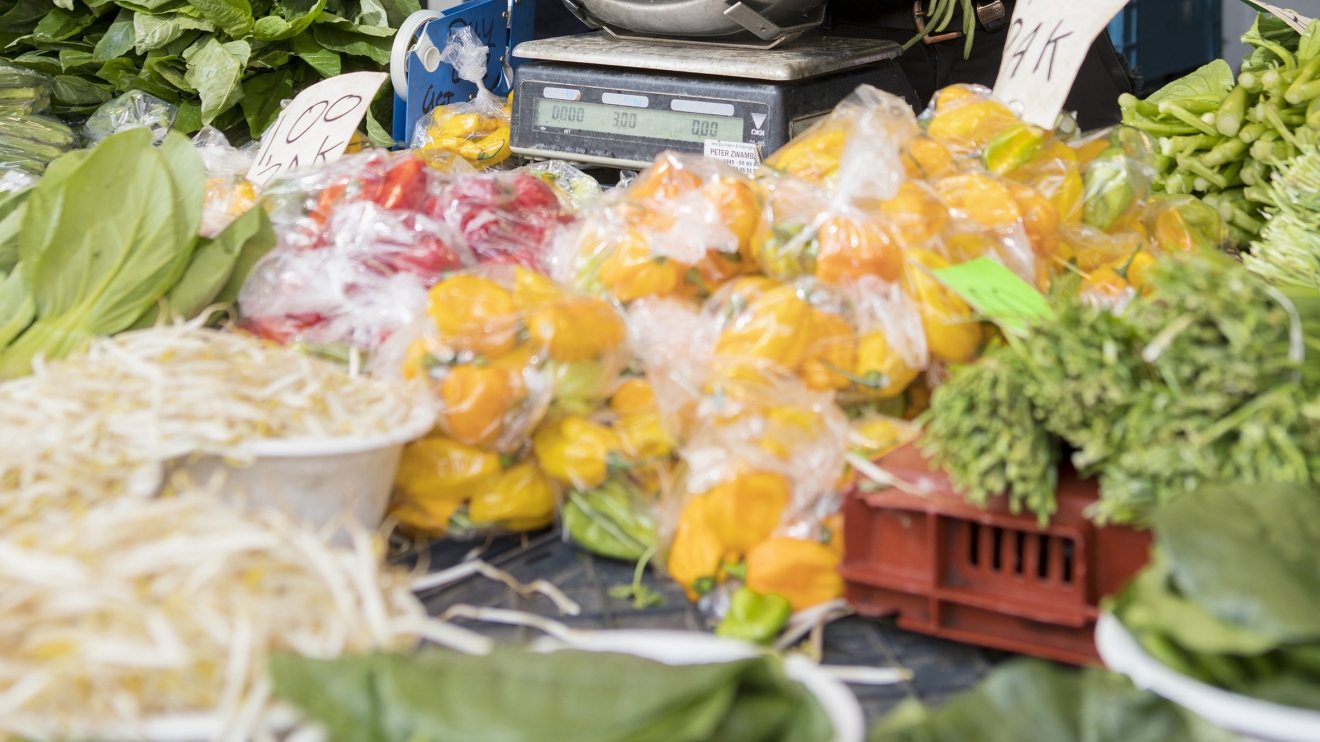 Gespecialiseerde Aziatische bladgroente op de Haagse markt