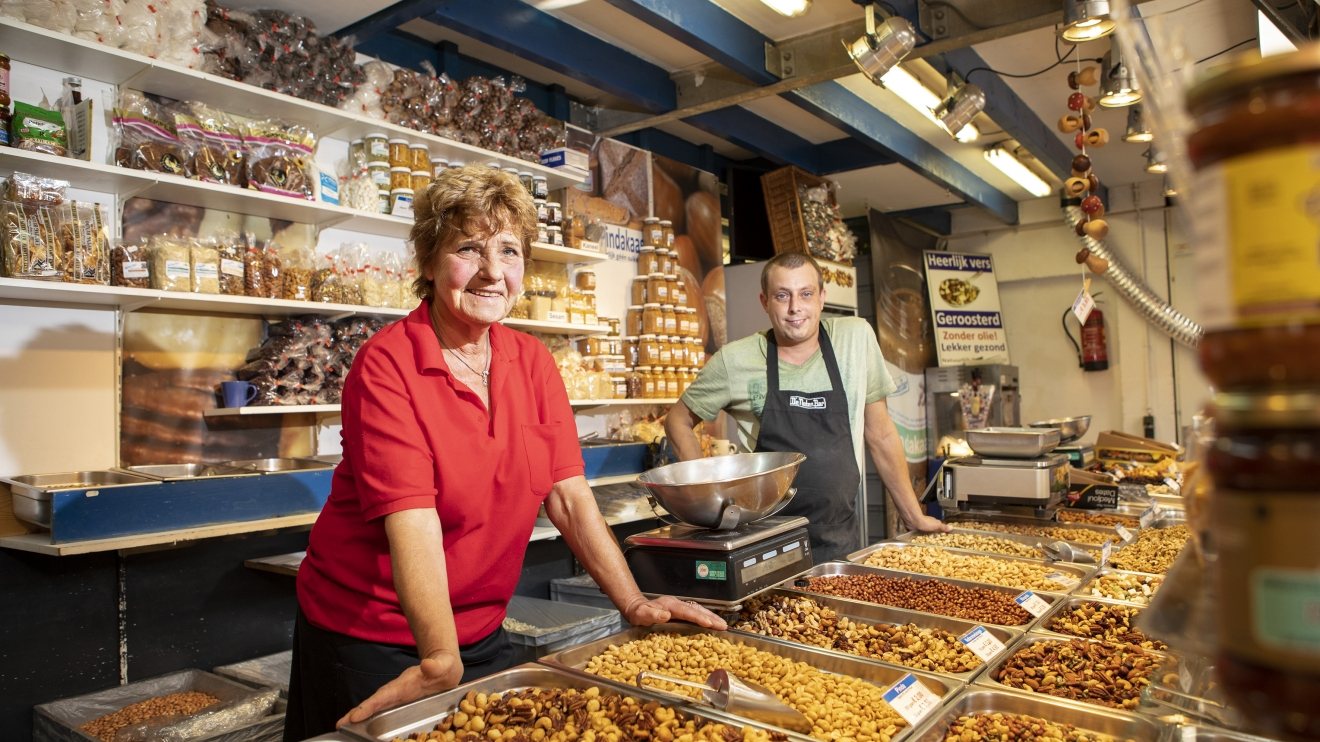 De notenbar al 70 jaar op de Haagse markt