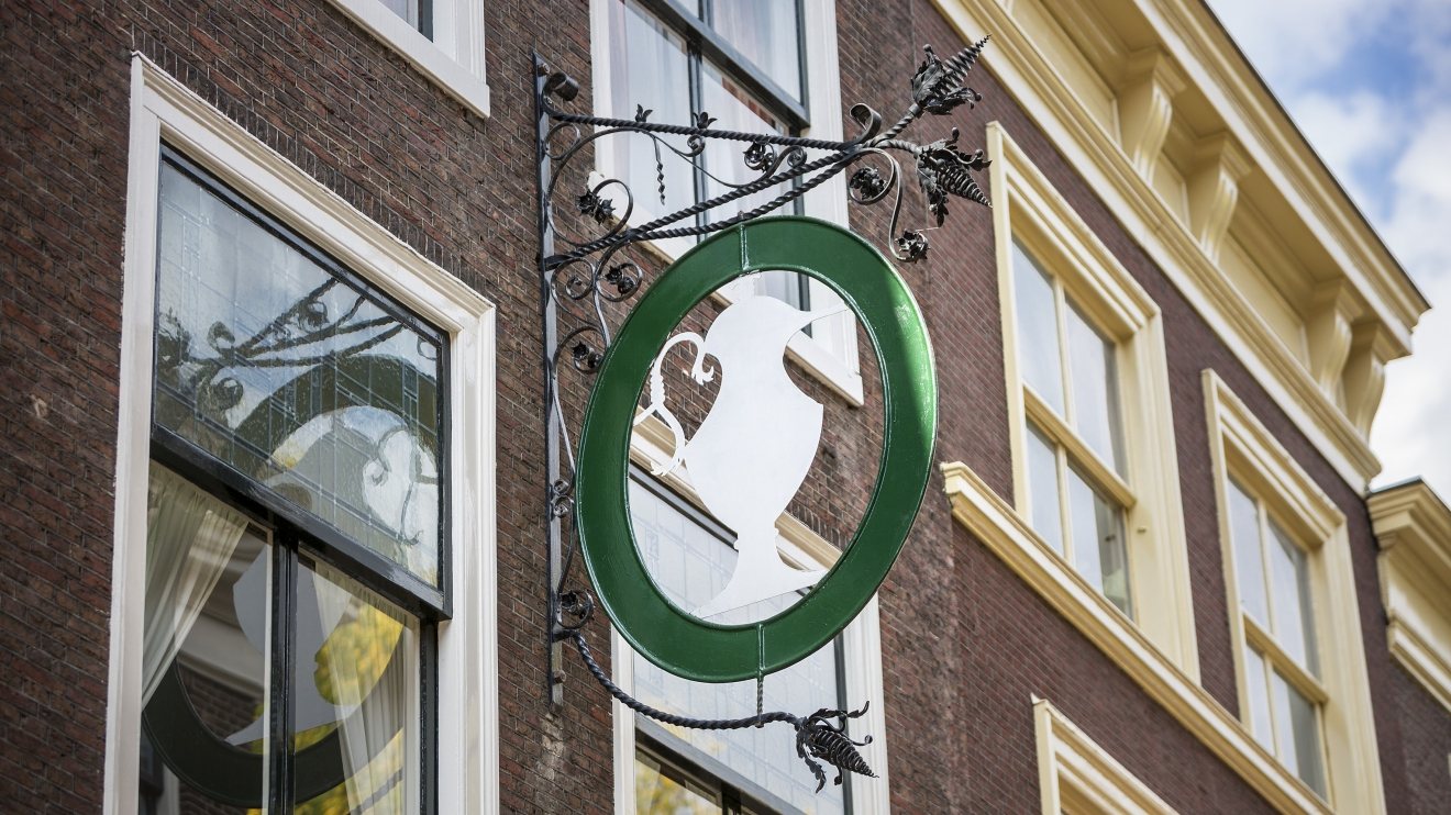 De Sierkan metalen uithangbord in de Schoolstraat Den Haag
