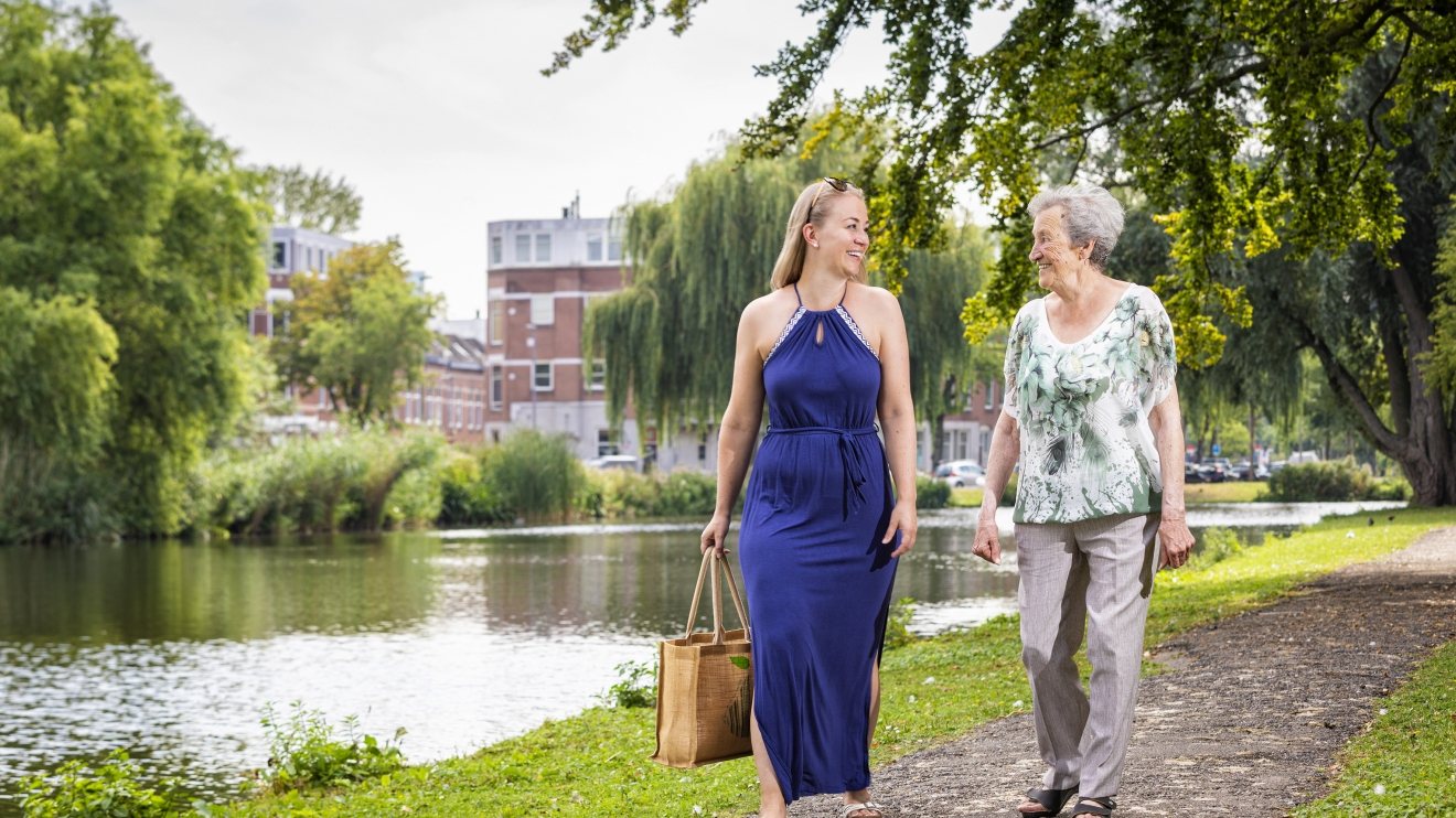 Philomena met haar kleinkind Charine