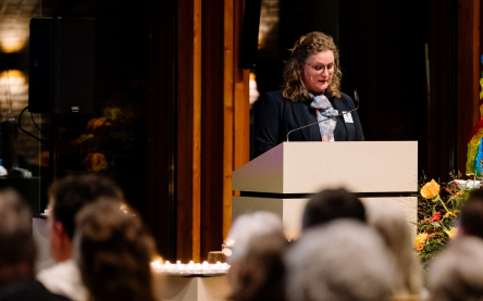 Uitvaartverzorger spreekt tijdens uitvaart