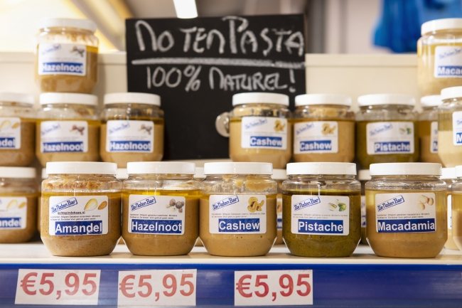 zelfgemaakte notenpasta's en pindakaas bij de Notenbar op de Haagse markt