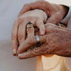 Oude handen trouwring