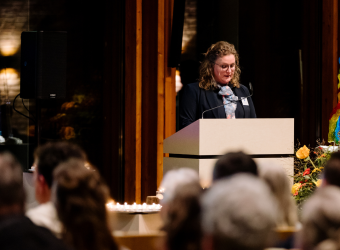 Uitvaartverzorger spreekt tijdens uitvaart