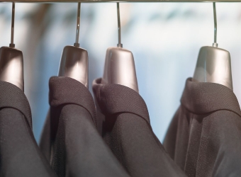 Zwarte kleding op rek